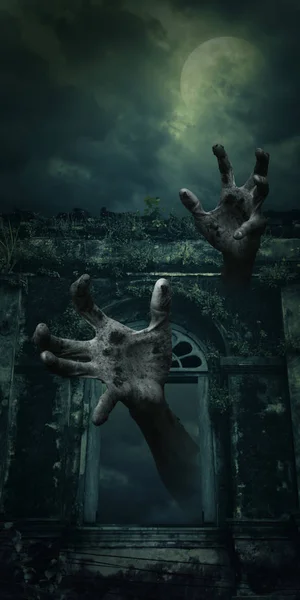 Рука зомби поднимается из жуткого старинного окна замка — стоковое фото