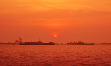 Kargo gemi ile aktarma bağlantı noktası günbatımı deniz