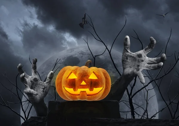 Jack O Lantern kabak zombi el ile eski harabe duvarda