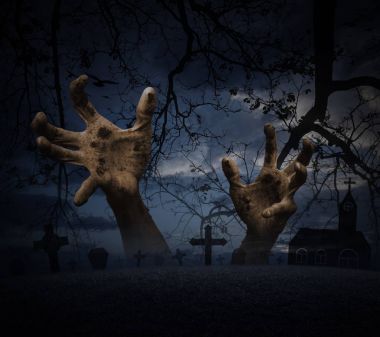 Dışarı çim üzerinde yükselen zombi el çapraz ölü ağaç ve moon
