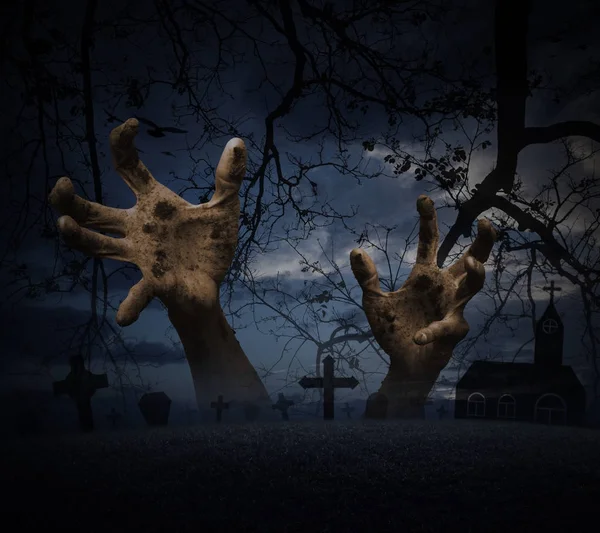 Dışarı çim üzerinde yükselen zombi el çapraz ölü ağaç ve moon