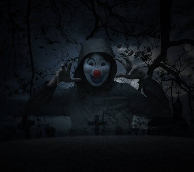 Korkunç şeytani palyaço giyim ceket, çim, ölü ağaçlar, çapraz üzerinde gökyüzü