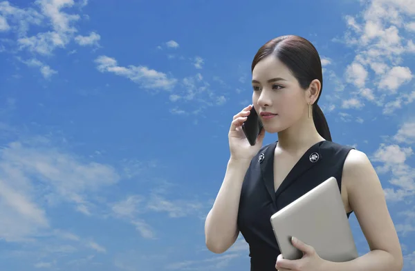 Jovem bela mulher de negócios asiática falando no telefone móvel inteligente — Fotografia de Stock