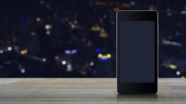 E-posta düz simgesi modern akıllı cep telefonu ekranı ahşap masa üzerinde bulanık renkli gece lambası şehir kulesi ve gökdelen üzerinde, iş bizimle çevrimiçi konsept iletişim kurar