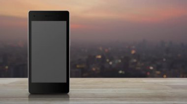 Sıcak ışık günbatımı nda cityscape bulanıklık üzerinde ahşap masada modern akıllı cep telefonu ekranında bilgi işareti düz simgesi, İş müşteri desteği online kavram
