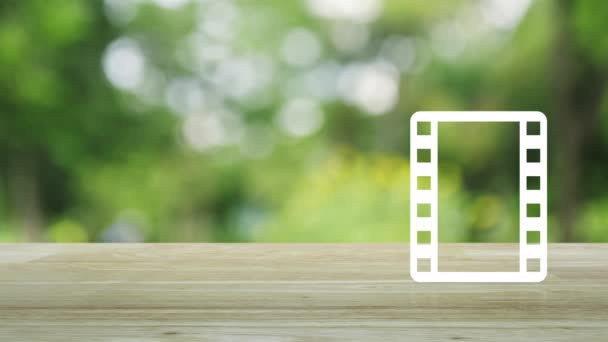 在公园绿树上的木制桌子上播放带有电影平面图标的按钮 商务电影院在线概念 — 图库视频影像