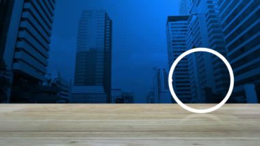 Modern ofis kulesi ve gökdelen üzerinde ahşap masa üzerinde çalma tuşu, iş müziği online konsepti