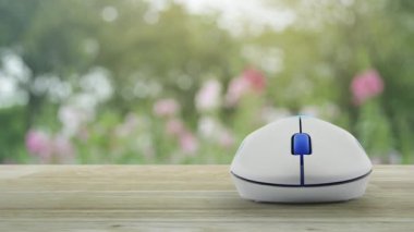 Kablosuz bilgisayar faresinin üzerinde ev düz simgesi olan çekiç ve ingiliz anahtarı parktaki bulanık pembe çiçek ve ağacın üzerinde, iş yeri hizmetleri online konsepti