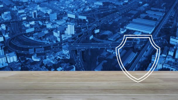 现代城市塔 高速公路和摩天大楼空中俯瞰木制桌子上有盾牌扁平图标的挂锁 商业保险概念 — 图库视频影像
