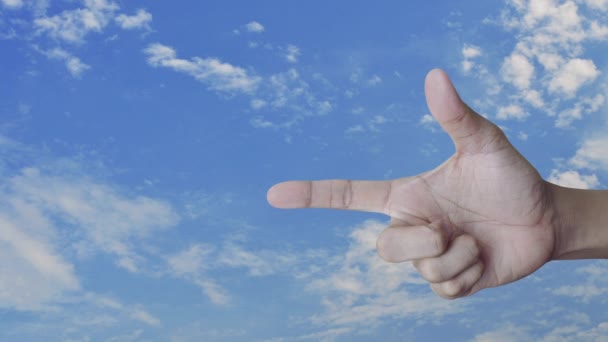 青い空に白い雲で指に情報サインフラットアイコン ビジネスカスタマーサポートコンセプト — ストック動画