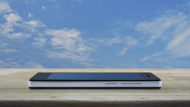 信息标志扁平图标在现代智能手机屏幕上的木制桌面上 蓝天白云覆盖 商务客户服务和在线支持理念 — 图库视频影像