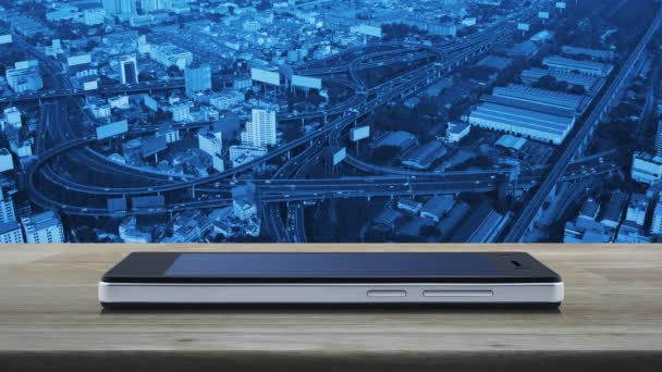 Bank Flachbild Auf Modernem Smartphone Bildschirm Auf Holztisch Über Stadtturm — Stockvideo