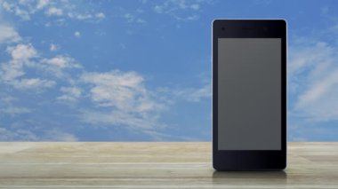 24 saat açık modern akıllı cep telefonu ekran üzerinde ahşap masa mavi gökyüzü ile beyaz bulutlar, iş tam zamanlı hizmet online kavramı üzerinde düz simgesine