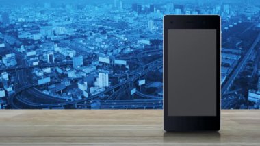 Çağdaş akıllı cep telefonu ekranında, şehir kulesi, sokak, ekspres yol ve gökdelen üzerinde ahşap masa üzerinde ev yapımı düz simge ile çekiç ve ingiliz anahtarı, iş merkezi çevrimiçi konsepti