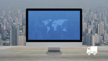 Bağlantı hattı ve dünya haritası ile teslimat kamyon simgesi ofis binası kule ve şehirde gökdelen üzerinde ahşap masa üzerinde modern bilgisayar monitör ekranında, İş ulaşım online kavram, Nasa tarafından döşenmiş bu görüntünün elemanları