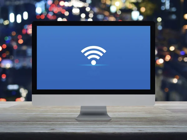 城市五彩斑斓的夜光交通堵塞道路上木制桌面上桌面现代计算机监控屏幕上的Wi Fi平面图标 技术互联网在线概念 — 图库照片