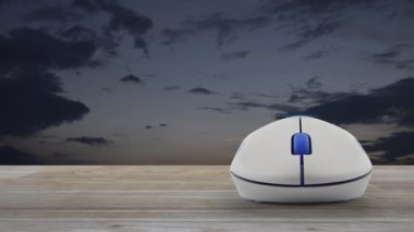 Çekiç ve anahtar ev düz ikonu ile ahşap masada kablosuz bilgisayar faresi üzerinde gün batımı gökyüzü üzerinde, İş Ev Servisi online konsepti