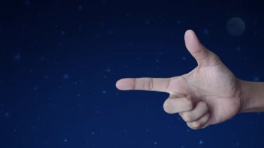 Fantezi gece gökyüzü ve ay üzerinde parmakla parmakla asma kilit, iş güvenliği sigorta kavramı