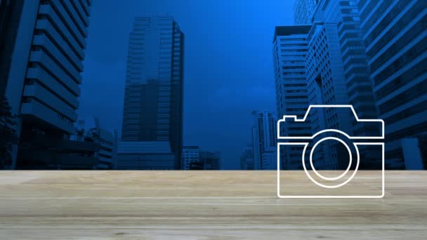 现代写字楼和摩天大楼上方木制桌子上的相机平面图标 商务相机服务商店概念 — 图库视频影像
