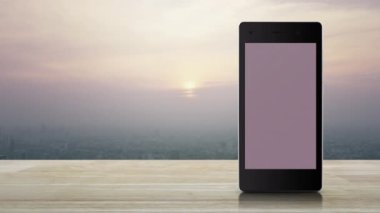 24 saat boyunca modern akıllı cep telefonu ekranında ahşap masa üzerinde ve günbatımında gökdelen, klasik tarzda, iş tam zamanlı online servis kavramında düz simge aç