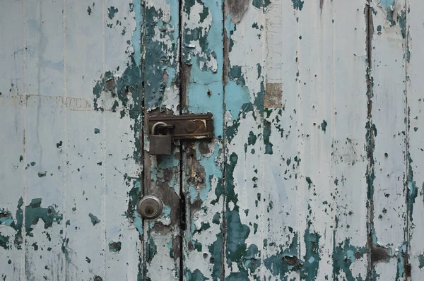 Arka Plan Için Eski Yeşil Ahşap Kapıyı Kilitleyecek Paslı Anahtarlar — Stok fotoğraf