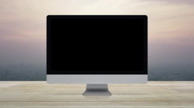 Masaüstü modern bilgisayar monitörü online alışveriş mağazası grafiği ve açık tabela ile ahşap masa üzerinde ve günbatımında gökdelen, klasik stil, iş dünyası internet mağazası konsepti