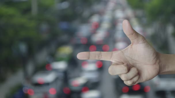 市内の車や道路とラッシュアワーのぼかしの上に指の上に無料配信トラックフラットアイコン ビジネス交通コンセプト — ストック動画