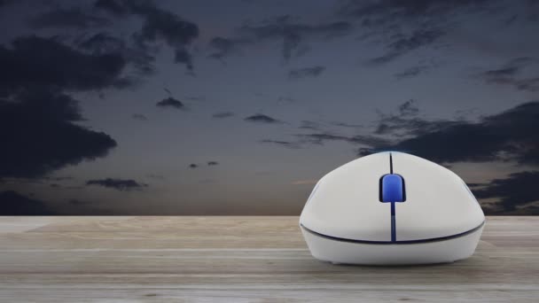 日没の空の上に木製のテーブルの上にワイヤレスコンピュータのマウスとマイクフラットアイコン ビジネスコミュニケーションオンラインコンセプト — ストック動画
