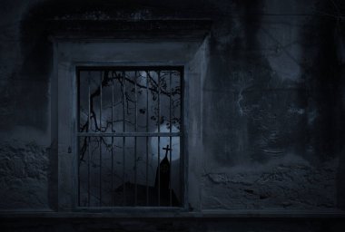 Eski hasarlı pencereler, haç, kilise, kuşlar, ölü ağaç ve ürkütücü bulutlu gökyüzü, Cadılar Bayramı gizemi arka planı