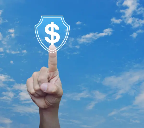 白云覆盖蓝天 手握盾牌扁平图标的美元 商业资金保险和保护概念 — 图库照片