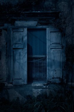 Eski hasarlı duvarı olan pencere, Kadim mimari arka planı