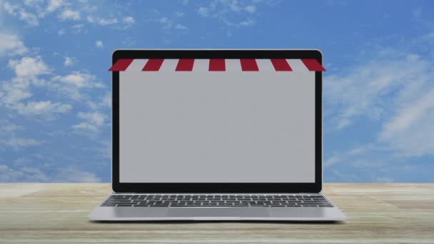 白い雲と青い空の上に木製のテーブルの上にオンラインショッピングストアのグラフィックとオープンサインを持つ現代のラップトップコンピュータ ビジネスインターネットショップオンラインコンセプト — ストック動画