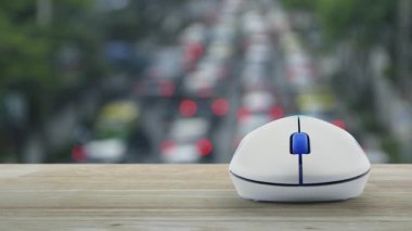 Çekiç ve anahtar ev düz ikonu ile ahşap masadaki kablosuz bilgisayar faresi üzerinde trafik saati bulanıklığı içinde şehirde arabalar ve yollar, iş yeri internet hizmeti konsepti