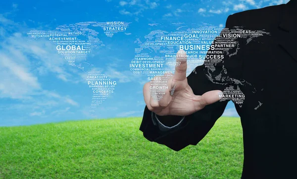 世界のビジネスワードを押すビジネスマン青い空と緑の芝生のフィールドに世界地図 グローバルビジネスコンセプト Nasaが提供するこの画像の要素 — ストック写真