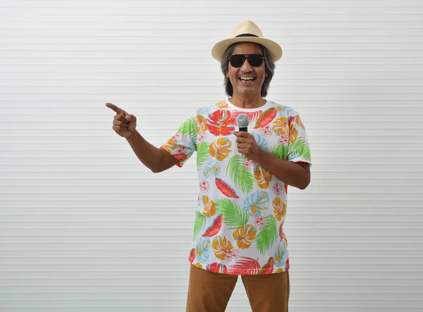 Happy Senior Reiziger Aziatische Man Dragen Zomer Shirt Strohoed Zonnebril — Stockfoto