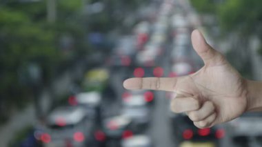 Kamera düz simge parmak üzerine trafik saatinin bulanıklığı, şehirde arabalar ve yollar, iş kameraları servis hizmeti konsepti