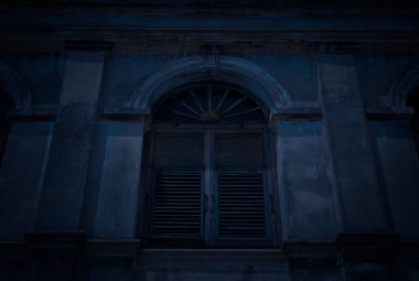 Eski mimari binası cephesi, Cadılar Bayramı gizemi