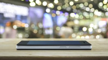 Download düz ahşap masa üzerinde modern akıllı cep telefonu ekran simgesine bulanıklık ışık ve gölge, Alışveriş Merkezi, teknoloji internet online kavramı