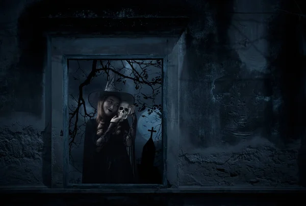 Wiedźma Halloween Trzyma Czaszkę Stojącą Starym Uszkodzonym Oknie Ścianą Nad — Zdjęcie stockowe