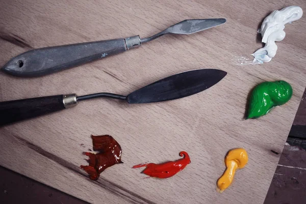 Paleta artysty - nóż i Farba olejna na podłoże drewniane — Zdjęcie stockowe