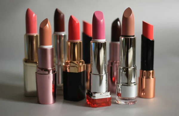 Kolorowe Kosmetyki zestaw szminki na szarym tle — Zdjęcie stockowe