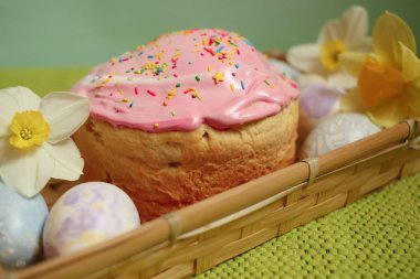 Paskalya kek ve yumurta ile ahşap bir tepside nergis