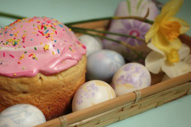 Paskalya kek ve yumurta ile ahşap bir tepside nergis