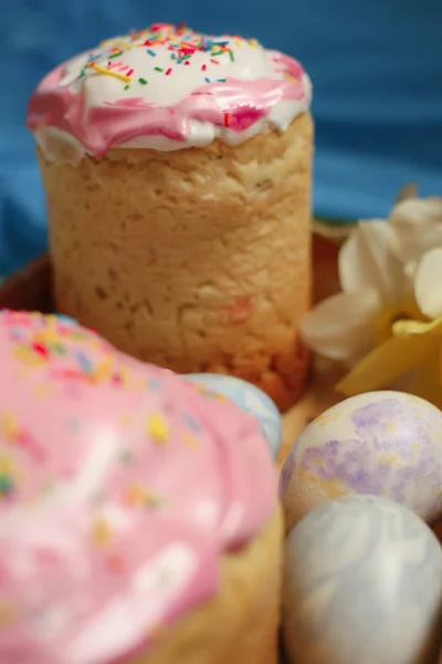 Pasteles de Pascua y huevos de decoración sobre un fondo azul — Foto de Stock