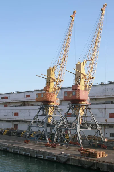 Grúas de carga en el puerto marítimo — Foto de Stock