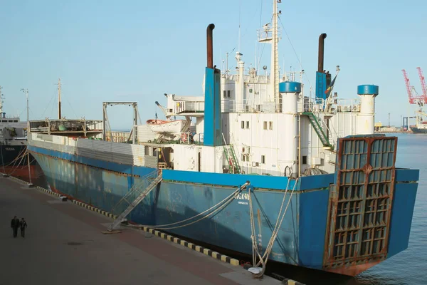 Buque de carga en el puerto marítimo — Foto de Stock