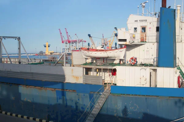 La cubierta de un buque de carga en puerto marítimo — Foto de Stock