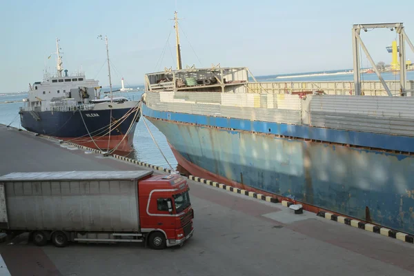 Carga: buques de carga en el puerto y el camión — Foto de Stock