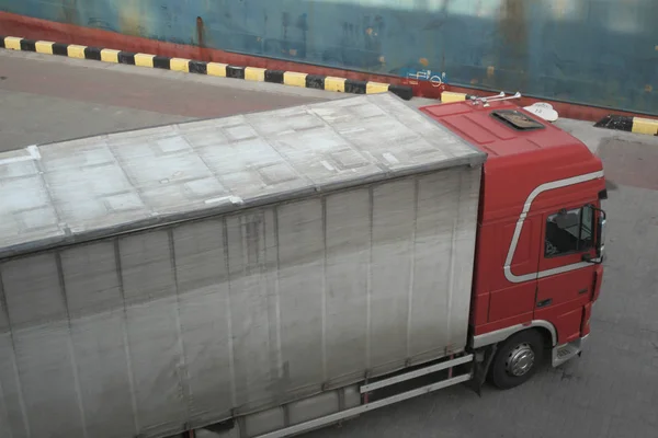 Logística del transporte y transporte de mercancías, transporte en camión — Foto de Stock