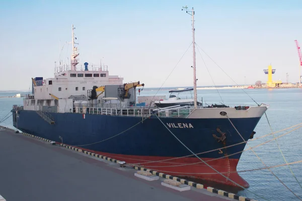 Gran buque de carga en el muelle en el puerto marítimo — Foto de Stock